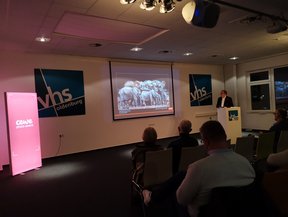 Bild: VHS Oldenburg Thomas Mehls führt in die Ausstellung ein. Bild: VHS Oldenburg