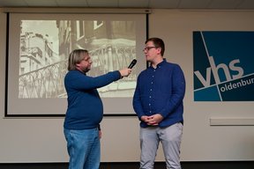 Thomas W. Salzmann im Gespräch mit einem Ausstellenden über sein Foto.