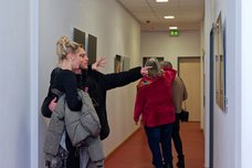 Gäste in der Ausstellung.