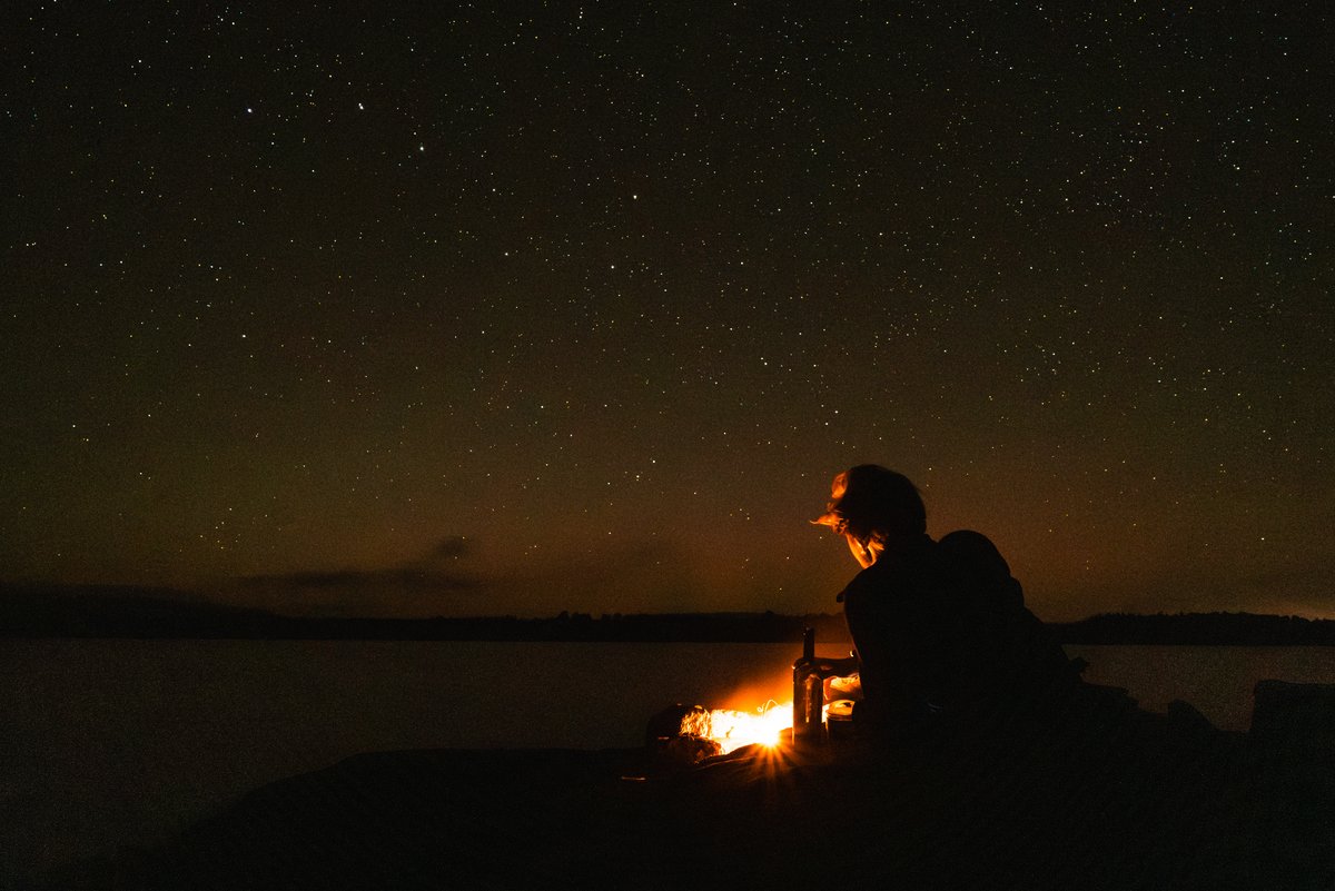 Bild: Philipp Tresbach Ein junger Mann an einem Lagerfeuer
