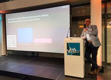 Andreas Gögel stellt die Ergebnsse im Mentimeter vor. Bild: VHS Oldenburg