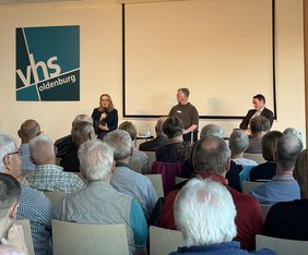 Bild: VHS Oldenburg Prof. Dr. Claudia Kemfert, Sarah Orlowski und Prof. Dr. Bernd Siebenhüner