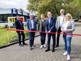 Bild: VHS Oldenburg Jobcenter Geschäftsführer Michael Fuge schneidet symbolisch ein rotes Band durch. Bild: VHS Oldenburg