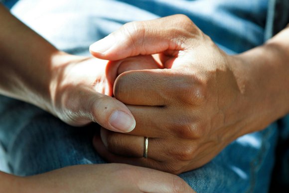 Eine Hand hält eine andere Hand