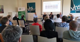Moderator Peter Meiwald mit Stefan Rühs, Jens Spekker und Professor Doktor Thorsten Klüner