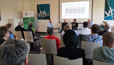 Moderator Peter Meiwald mit Stefan Rühs, Jens Spekker und Professor Doktor Thorsten Klüner