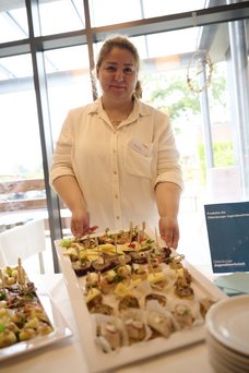 Bild: Eiko Braatz Eine Teilnehmerin der Oldenburger Jugendwerkstatt am Buffet. Bild: Eiko Braatz