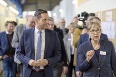 Ministerpräsident Olaf Lies und Projektleiterin Claudai Hübner im Gespräch.