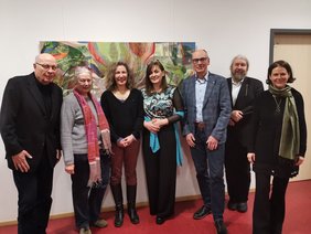 Horst Wilms (BBK), Susanne Krause (Hängung der Ausstellung), Kathrin Schöß, Gosia Echeneis, VHS-Geschäftsführer Andreas Gögel, Dirk Meyer und Melanie Wichering (Bildugnsmanagenment Kunst & Kultur VHS) in der Ausstellung.  Bild: VHS Oldenburg.