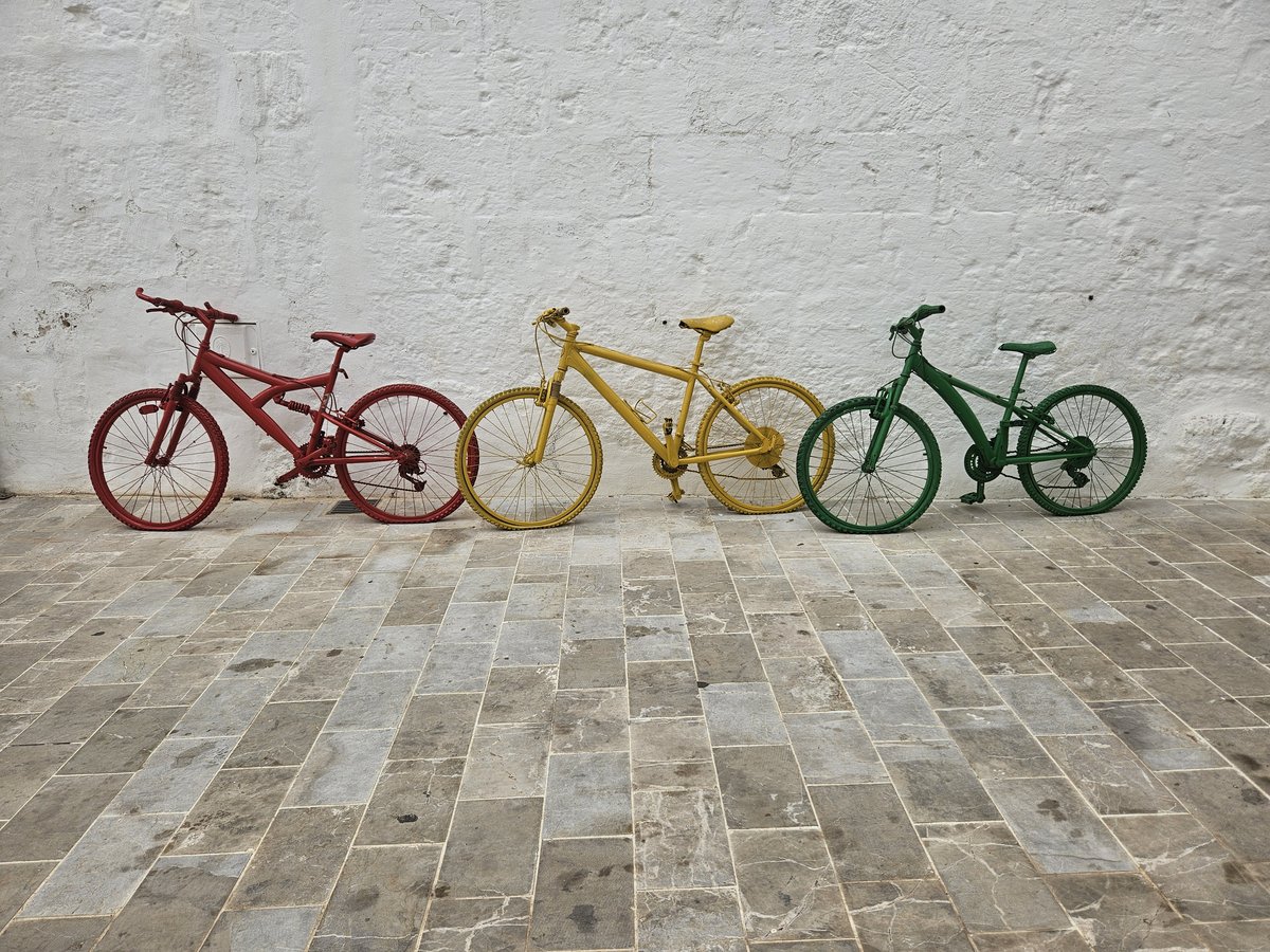 Bild Sabine Westerholt Drei kleine bunte Spielzeugfahrräder.