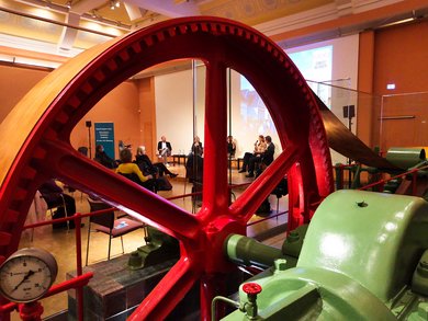 Die Podiumsdiskussion. Bild: VHS Oldenburg.