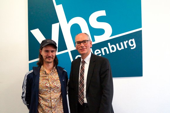 Manaf Halbouni mit Geschäftsführer Andreas Gögel beim VHS|Kompass. Bild: VHS Oldenburg.