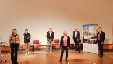 Ds Podium der Veranstaltung. Bild: VHS Oldenburg.