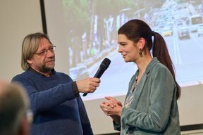 Thomas W. Salzmann im Gespräch mit einer Ausstellenden über ihr Foto.