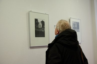 Gäste in der Ausstellung. Bild: VHS Oldenburg