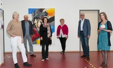 Petra Timmas mit der Künstlerin Regina Rüsen, Geschäftsführer Andreas Gögel, Melanie Wichering (Bildungsmanagement Kunst & Kultur, VHS) und Vertreter*innen des BBK und Freundeskreis des BBK. Bild: VHS Oldenburg.