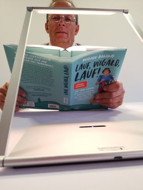 Wigald Boning liest aus seinem Buch. Bild: VHS Oldenburg.