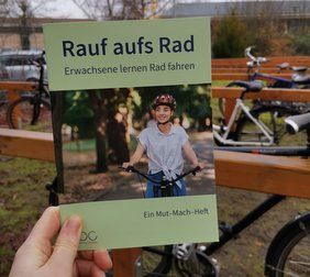 Das Heft Rauf aufs Rad. Bild: VHS Oldenburg