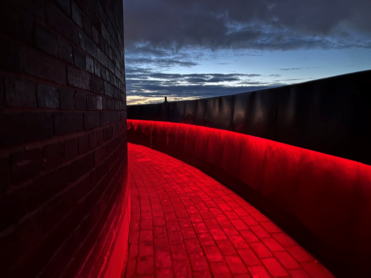 Bild: Michael Schünemann Ein rot beleuchteter Rundgang