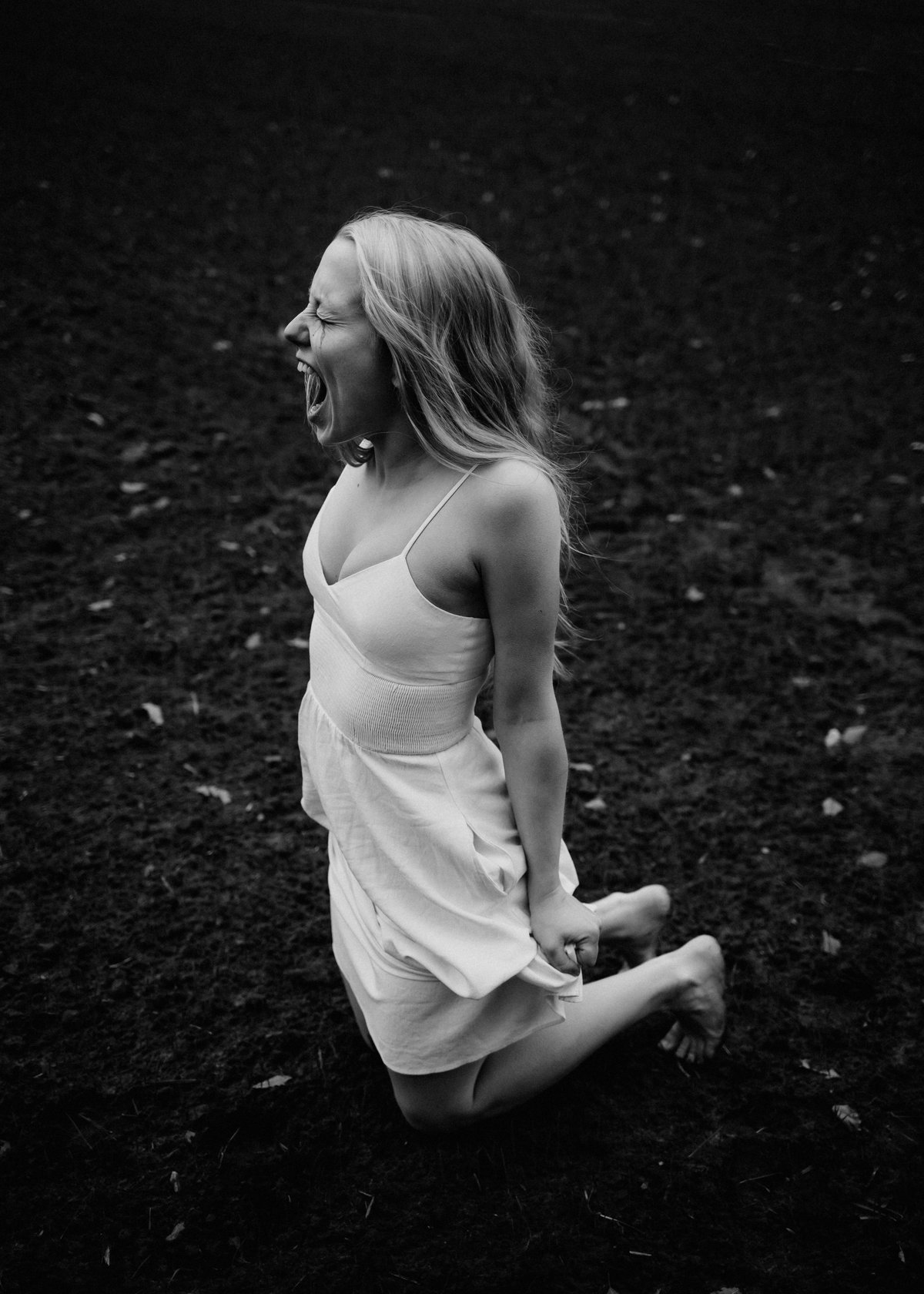 Bild: Christina Bartel Eine junge Frau kniet und schreit.