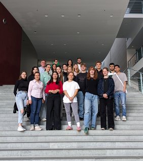 Bild: VHS Oldenburg Im Bundeskanzleramt mit Reem Alabali-Radovan. Bild: VHS Oldenburg