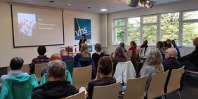 Bild: VHS Oldenburg Anja Krieger vor Publikum