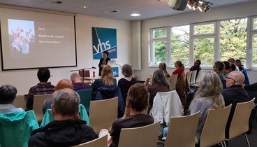 Bild: VHS Oldenburg Anja Krieger vor Publikum