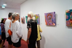 Bild: VHS Oldenburg Gäste in der Ausstellung. Bild: VHS Oldenburg