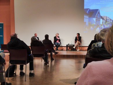 Die Podiumsdiskussion. Bild: VHS Oldenburg.