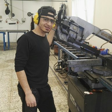 Ein Teilnehmer der Jugendwerkstatt LUPO in der Metallwerkstatt. Bild: VHS Oldenburg