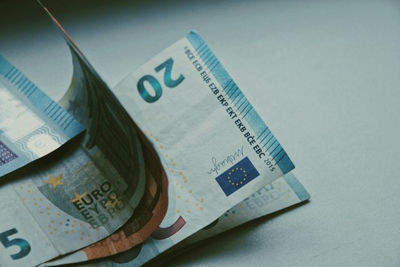 Ein 5-Euro. ein 10-Euro und ein 20-Euroschein
