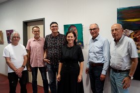 Bild: VHS Oldenburg Dieter Mach (BBK Oldenburg), Michael Thiel, Christian Gloystein, Melanie Wichering (VHS), Andreas Gögel und Horst Wilms in der Ausstellung. Bild: VHS Oldenburg