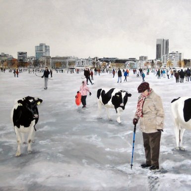 Vor der Skylineeienr Stadt ist eine Menschenmenge auf einer Eisfläche. Im Vordergrund sind eine ältere Person mit Stock und eine Hand voll Kühe. Bild:  Malu Thören.