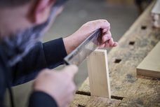 Ein Teilnehmer sägt. Bild: Eiko Braatz