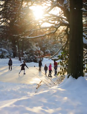 Fotografie von einer Menschenmenge auf einer verschneiten Eisfläche „Alte Pferdetränke im Winter“ – Bild: Volker Kunkel Fotografie