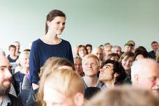 Einführung in die Ausstellung. Bild: Paulina Schröder, CEWE.
