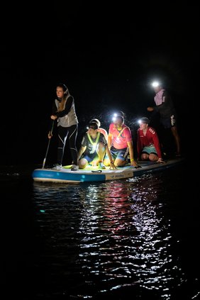 Läufer*innen von Oldenburg Lauf durch die Nacht werden per SUP über die Hunte gefahren.