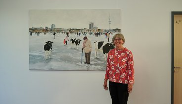 Malu Thören in ihrer Ausstellung. Bild: VHS Oldenburg.