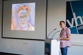 Bild: VHS Oldenburg Michael Thiel führt in die Ausstellung ein. Bild: VHS Oldenburg