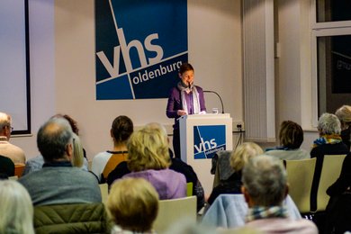 Frauke Sterwerf begrüßt die Gäste. Bild: VHS Oldenburg