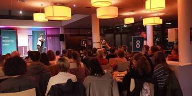 Die Publikumsjury wertet den Auftritt mit Zahlen, die hochgehalten werden.