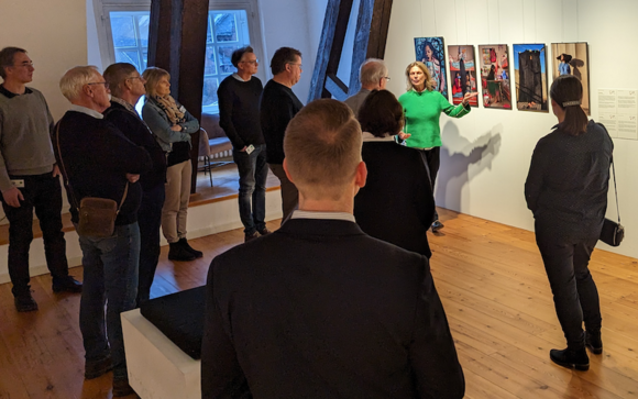 Menschen in einer Führung durch die World Press Photo-Ausstellung