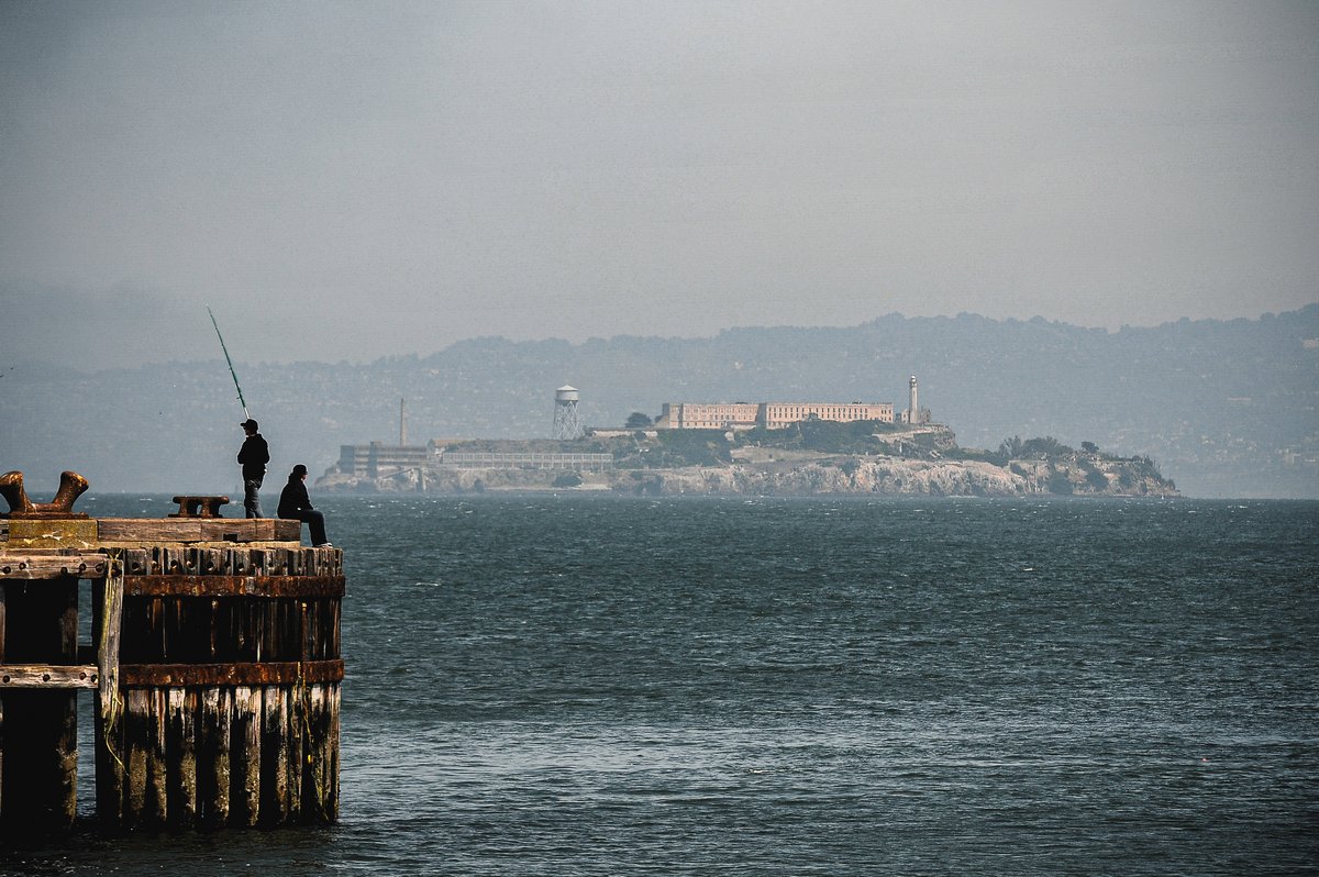 Bild: Uwe Schucht Angler angeln auf einem Felsen am Meer.