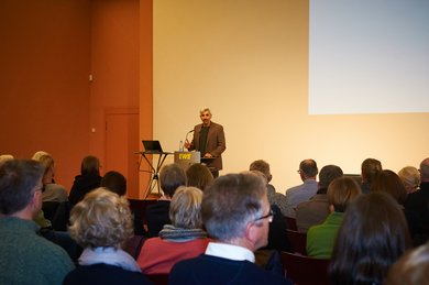 Michel Abdollahi während seines Vortrags. Bild: VHS Oldenburg