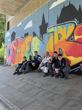 Die Gruppe vor dem Wandbild.  Bild: VHS Oldenburg