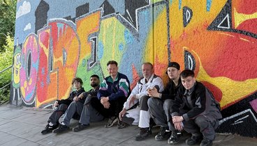 Die Gruppe vor dem Wandbild.  Bild: VHS Oldenburg