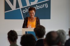 Petra Jaschisnki begrüßt die Gäste der Ausstellungseröffnung.