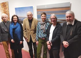 Andreas Engelmann, Melanie Wichering, Horst Wilms, Frauke Sterwerf, Dieter Mach und Dirk Meyer in der Ausstellung. Bild: VHS Oldenburg