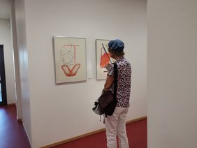 Gäste in der Ausstellung. Bild: VHS Oldenburg