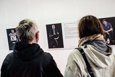 Gäste in der Ausstellung. Bild: Paulina Schröder, CEWE.